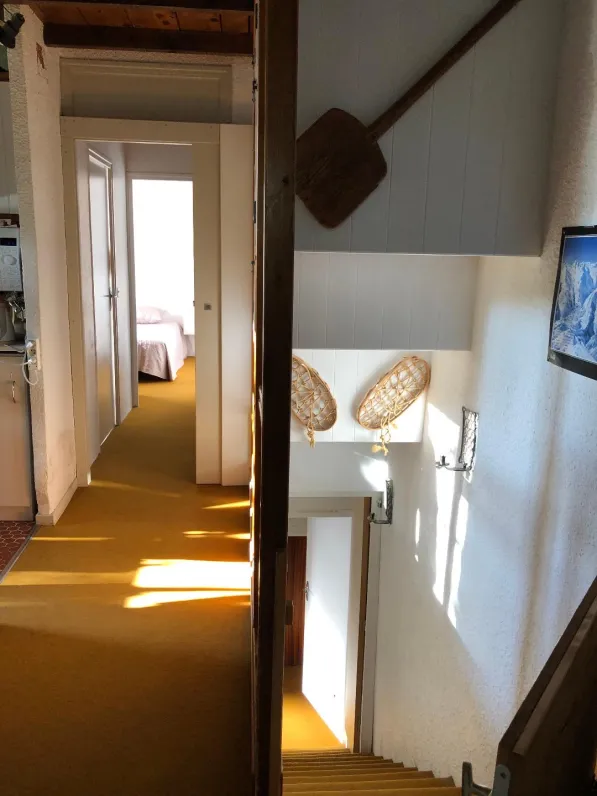 Appartement du haut : vue de l'escalier qui relie les 2 appartements (une barrière de protection est installée en haut pour protéger les enfants des chutes)