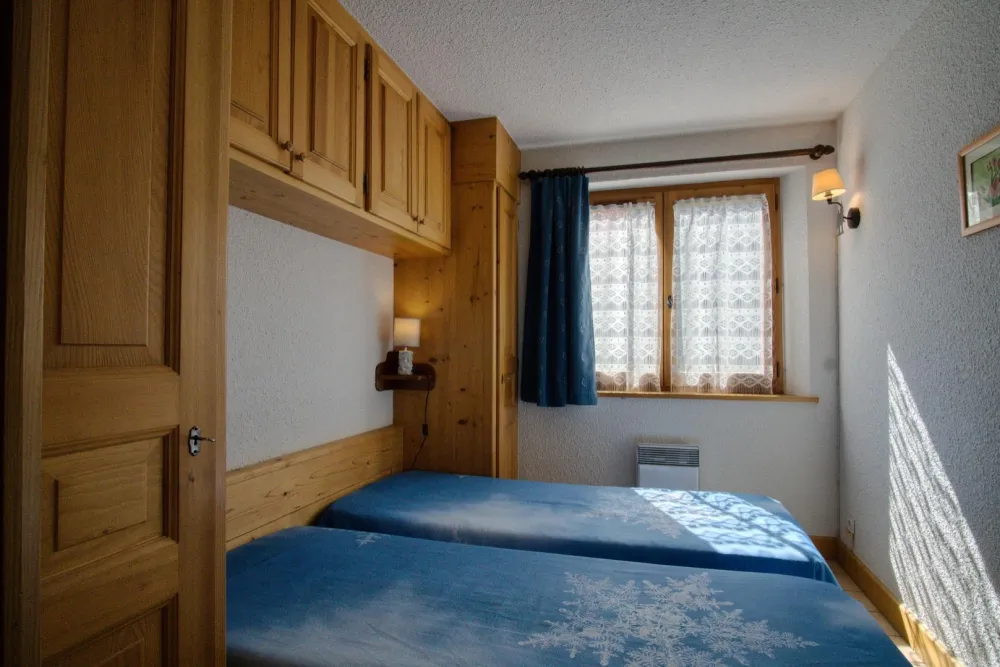 Chambre séparée avec deux lits.