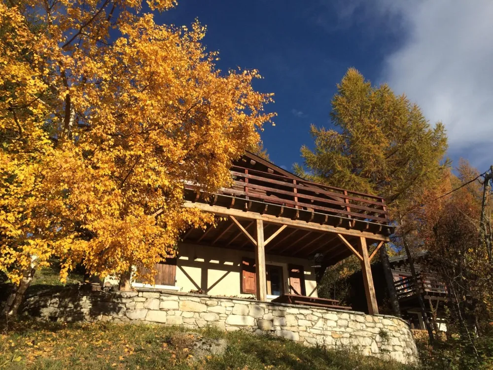 En rez de jardin, vous disposez d'un logement occupant la partie inférieure d'un chalet traditionnel dans un environnement arboré.