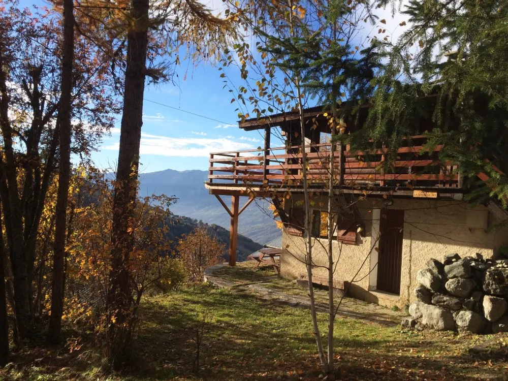 En rez de jardin, vous disposez d'un logement occupant la partie inférieure d'un chalet traditionnel dans un environnement arboré.