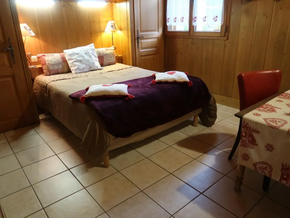 grande chambre lit fait  2 pers qui donne sur le jardin placard penderie  petite table  fauteuil miroir  lumière  porte manteau applique plus lampe   prise de chaque coté   possible de mettre 1 lit bébé en plus sur demande 