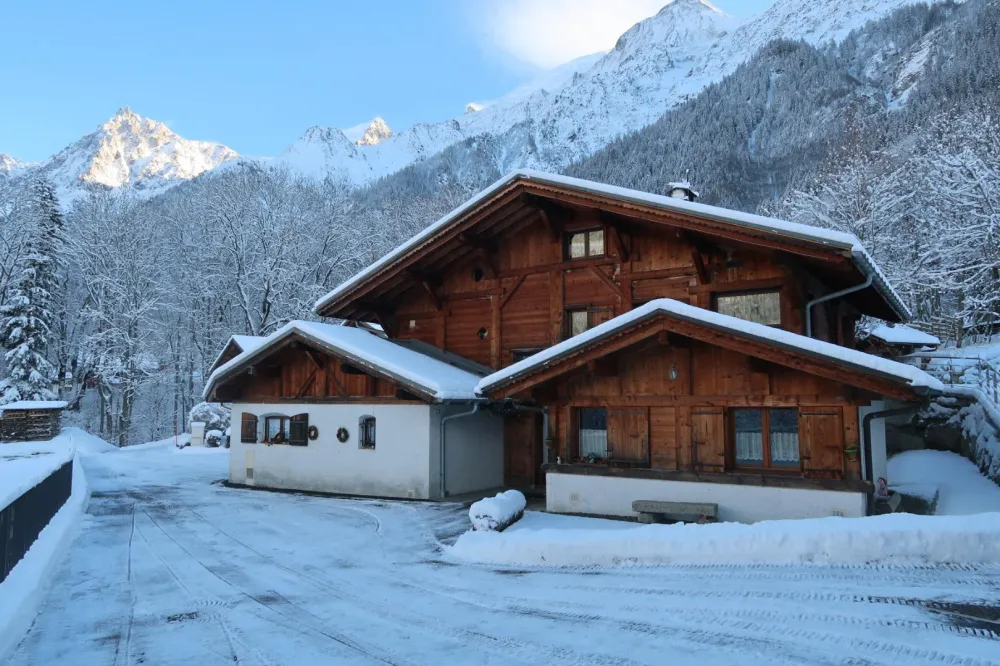 magnifique couché de soleil sur la chaine du mt blanc avec le bas de chalet a 500M des pistes et 200M du centre des HOUCHES navette /commerces office du tourisme /docteur pharmacie restaurent /patinoire 