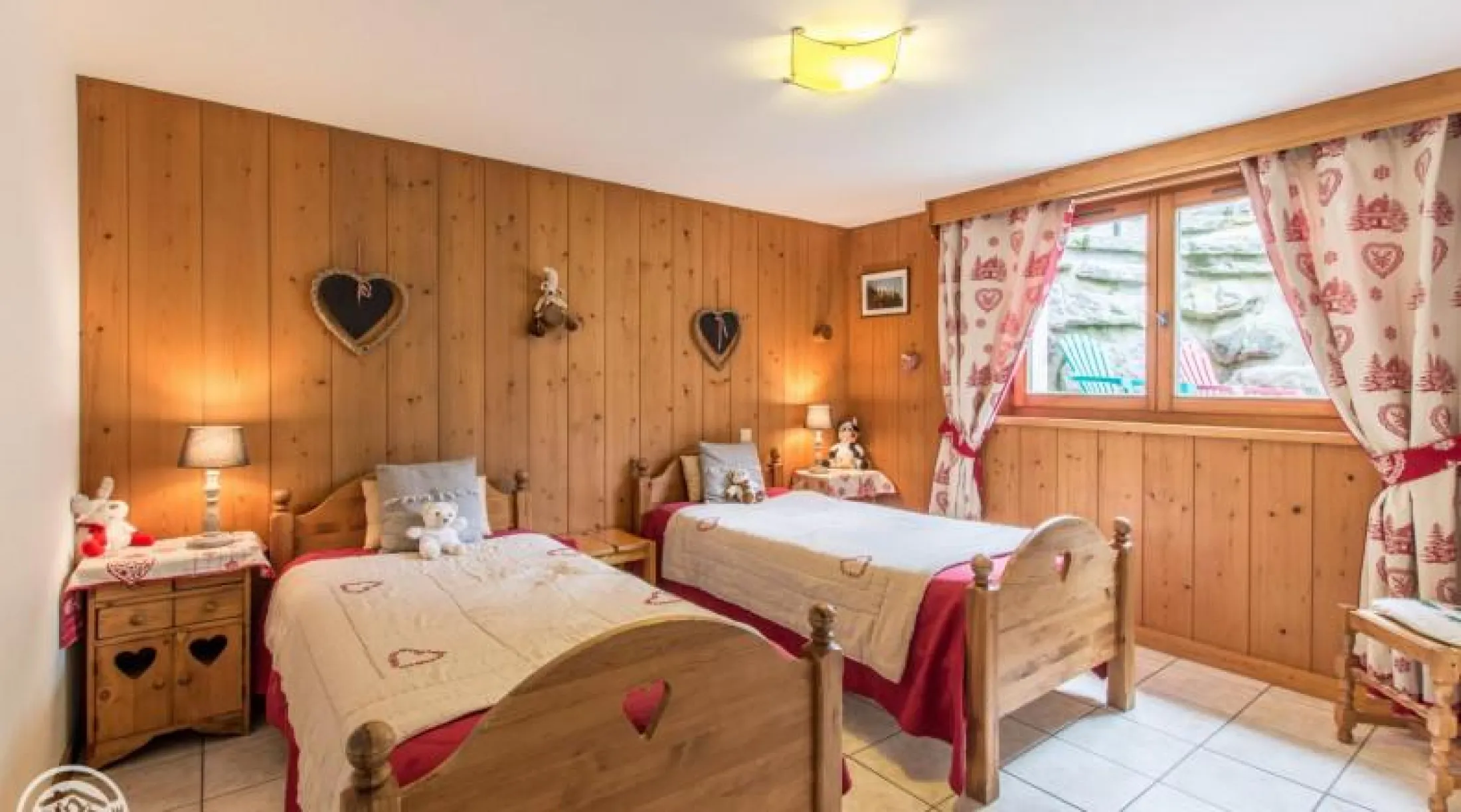 très grande  chambre   avec  literie impeccable lit fait a l'arrivée possibilité de mètre un lit bébé  ET LIT D APOIN POUR  ENFANT DANS LES CHAMBRES  