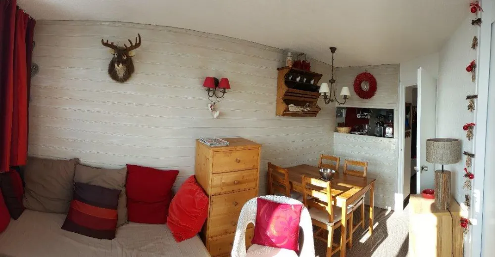 séjour  et coin repas. Banquette lit gigogne