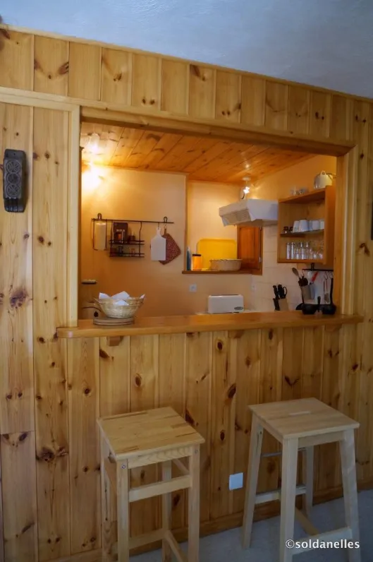 Le bar et derrière la cuisine