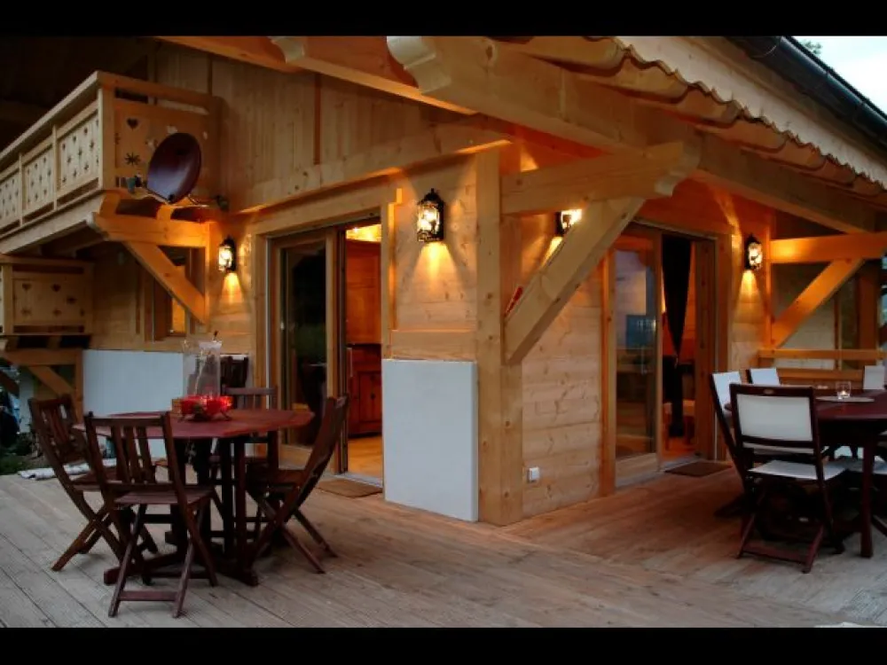 Chalet grand massif : grand chalet au départ des pistes de ski en savoie