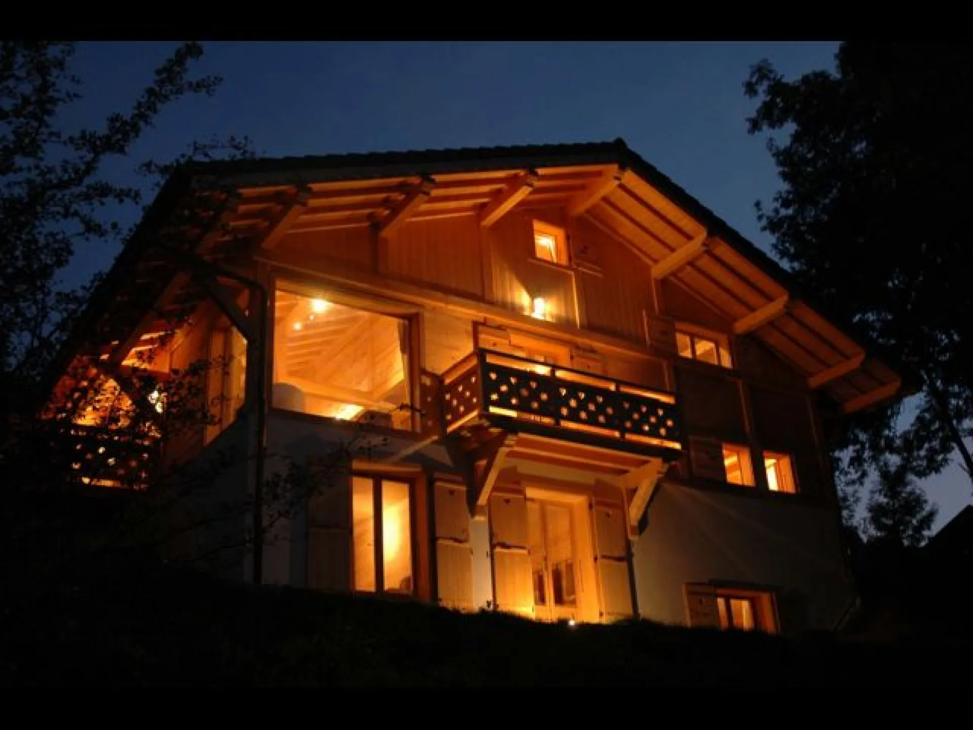 Chalet grand massif : grand chalet au départ des pistes de ski en savoie