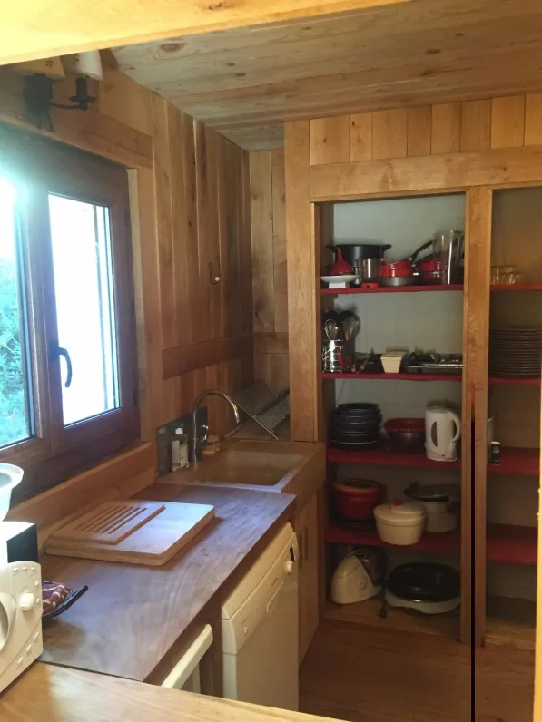 Cuisine séparé avec niche donnant sur la salle à manger