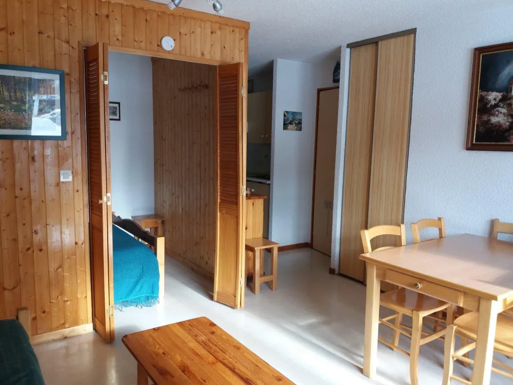 Depuis la salle de séjour vue sur la cuisine et le coin chambre