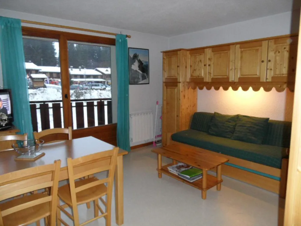 Salle de Séjour avec canapé lits gigognes
Balcon avec vue sur la rue principale et les pistes de ski