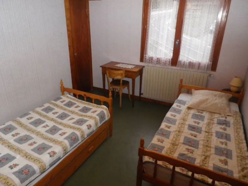 une des 2 chambres, avec lit superposé (ici "désempilé"), + lit-tiroir.