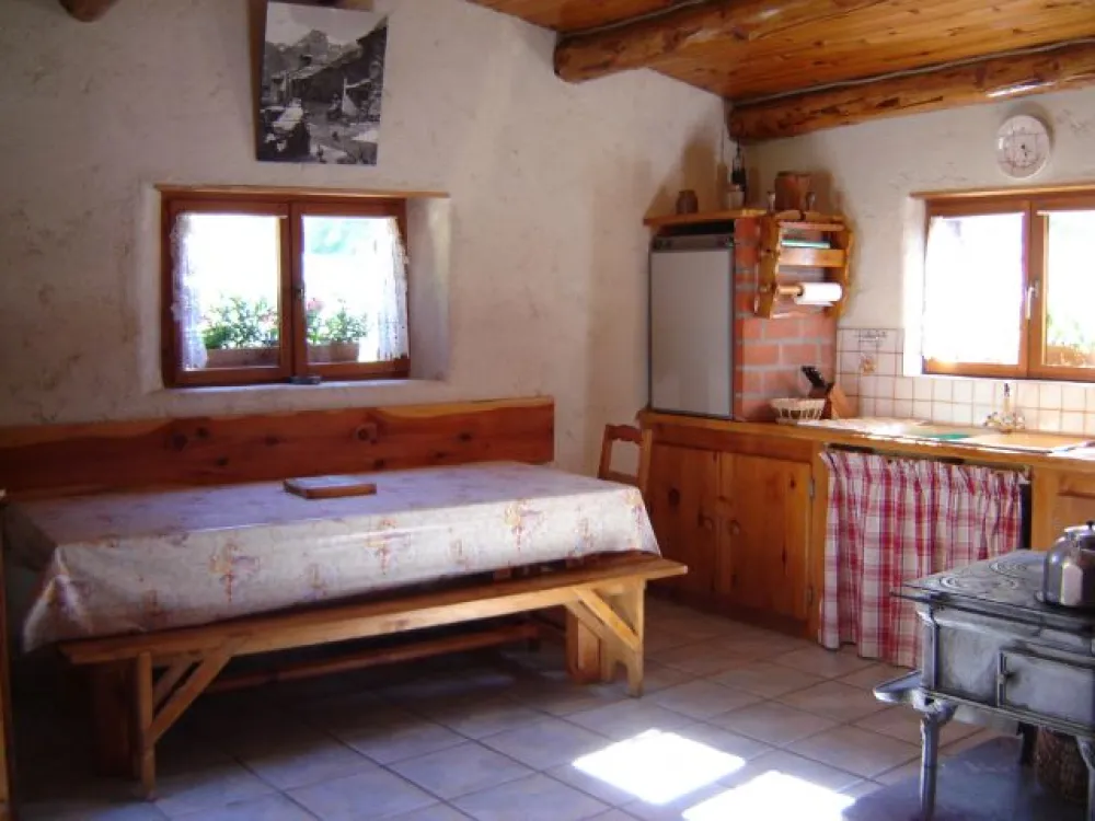 Cuisine avec évier et frigo.