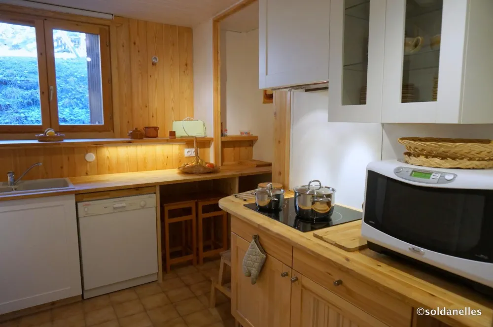 La cuisine avec tout l'électroménager moderne