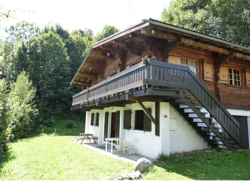 Stationnement à droite du chalet
Été comme hiver
Plus besoin de prendre sa voiture