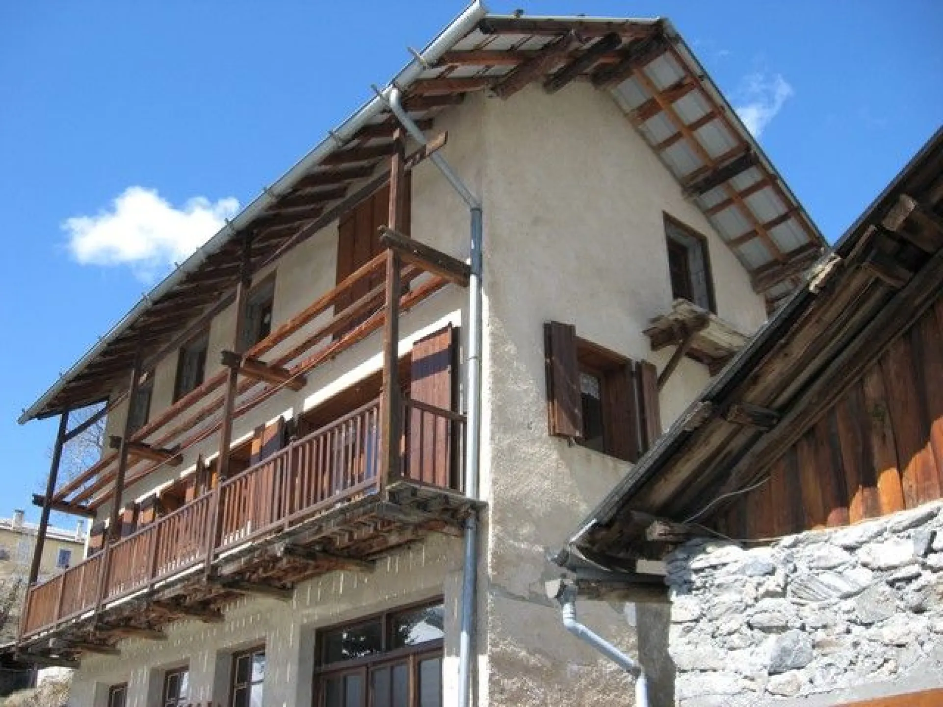 Appartement situé au 1er étage d'un chalet 
indépendant.
Au calme. Exposition sud.