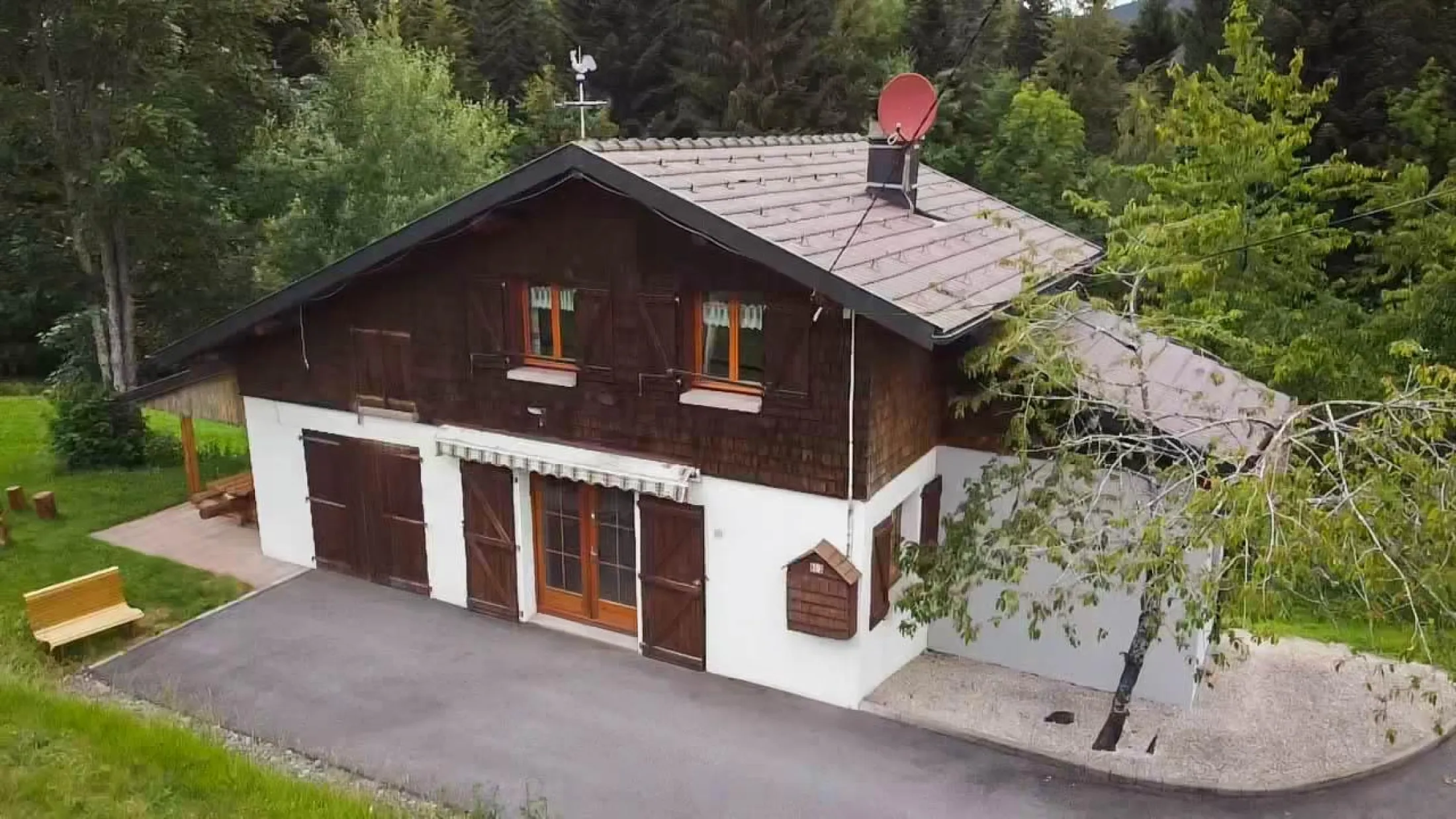 Chalet en été (vue de face)