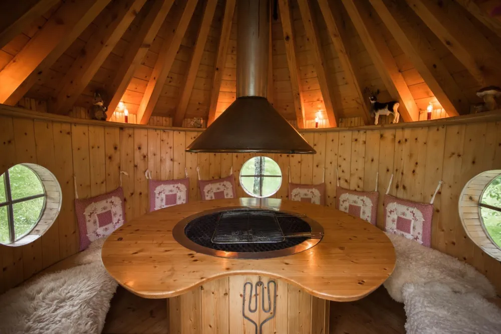 Intérieur du tipi (kota finlandais) d'une capacité de 8 à 10 personnes
