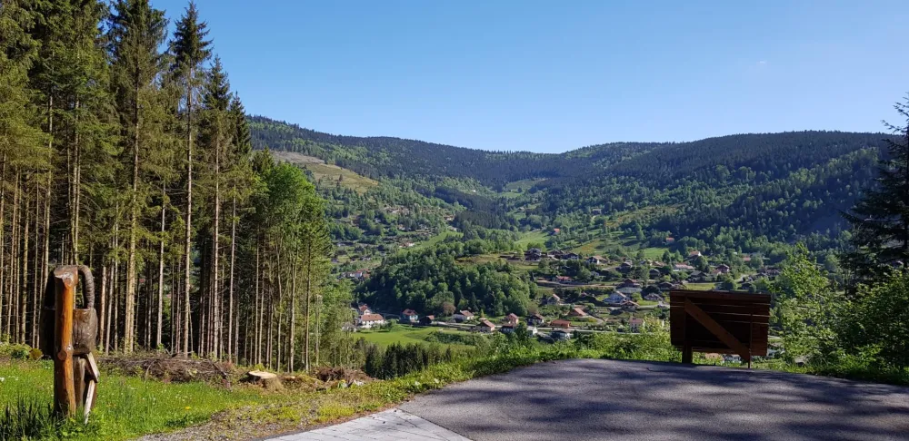 Vue de l'intérieur du chalet sur le village