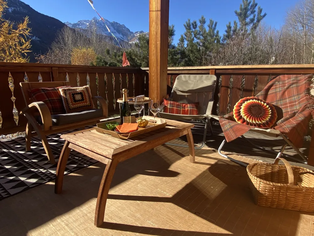 Terrasse Ouest avec vue sur le massif des Agneaux