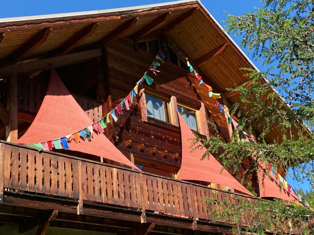 Le chalet hisse les voiles et les drapeaux pour mieux se protéger du soleil.
