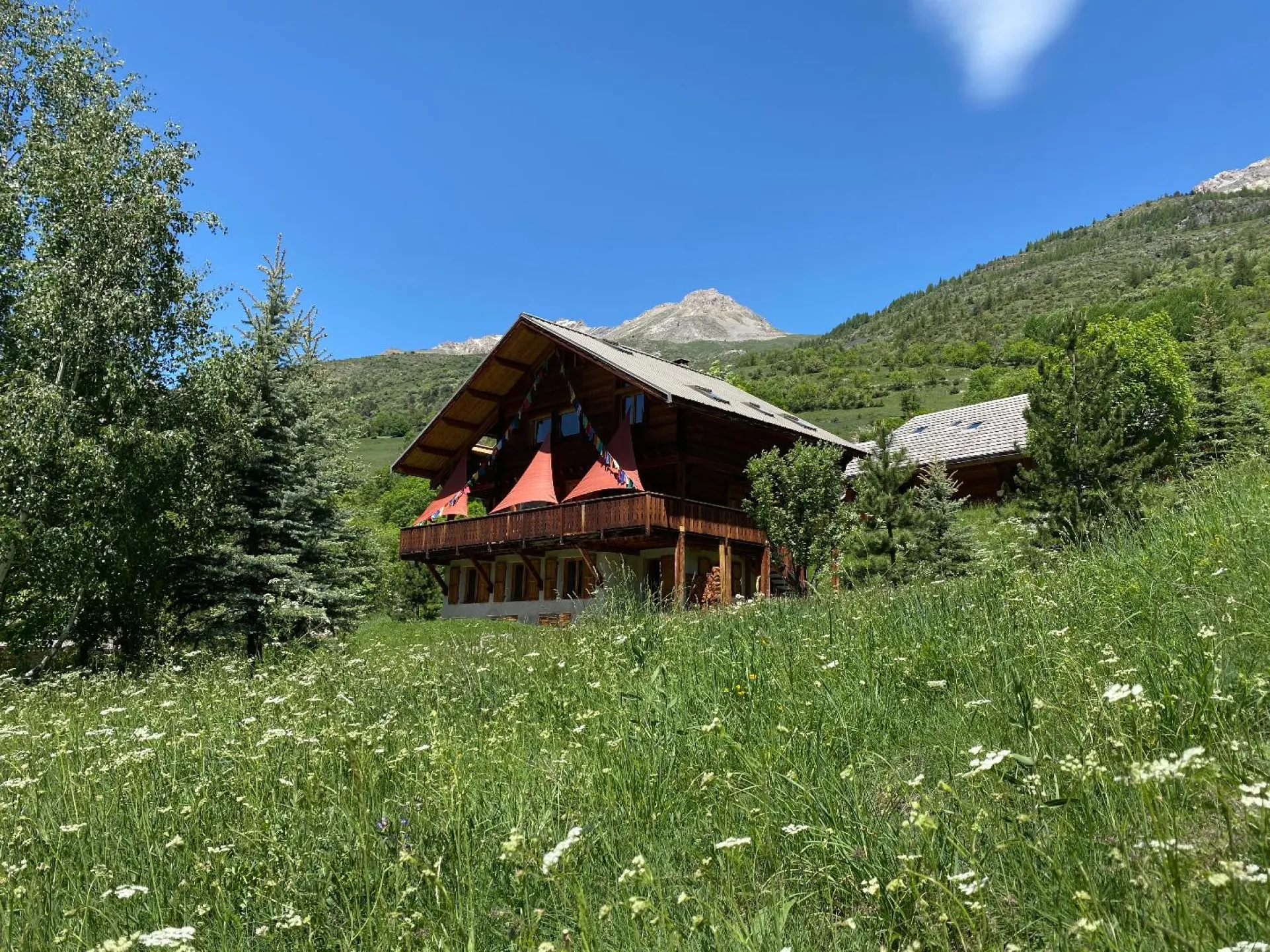 Un été en pleine montagne. Les départs de balade démarrent au pied du chalet pour s'élever en direction du col de Bufère et du Grand Aréa.