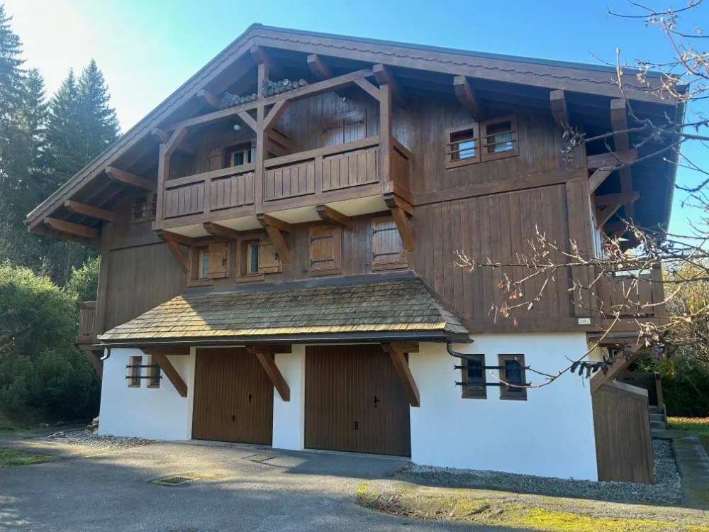 vue des 2 demi chalets coté nord , Le logement proposé est celui à gauche , coté montagne et exposition sud. L'autre demi chalet n'est pas proposé à la location (le propriétaire est Français et l'occupe régulièrement)