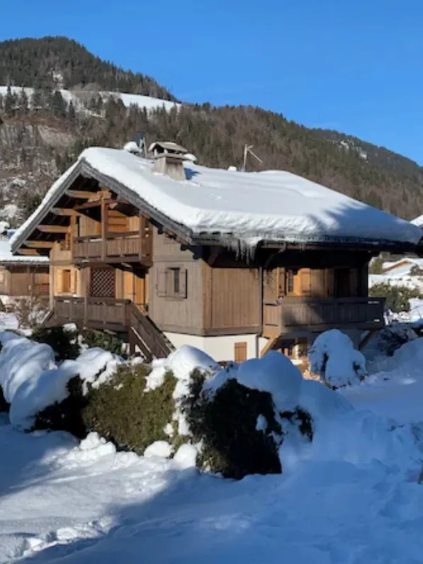 vue du chalet depuis la piste de ski de fond qui longe le jardin et qui mène directement au départ du télésiège de Praz (Espace diamant)