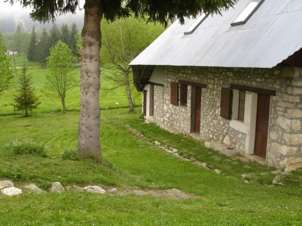 L'accès au chalet avec les portes des trois studios à louer.