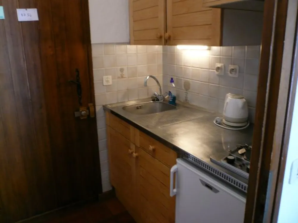 Dans l'entrée coin cuisine , frigo et 2 plaques électriques, micro ondes
grille pain, bouilloire électrique, appareil à raclette