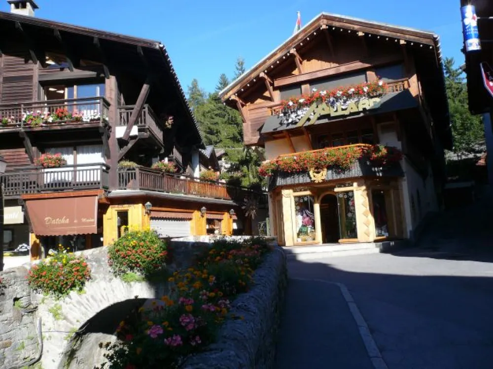 studio de 20 m2 trés confortable et bien équipé dans petit immeuble.
Dans le centre, à coté du magasin Allard accessoires, derrière la place de l'église et à 3 mn de la télécabine du Chamois qui accède au massif de Rochebrune et du Mont d'Arbois 