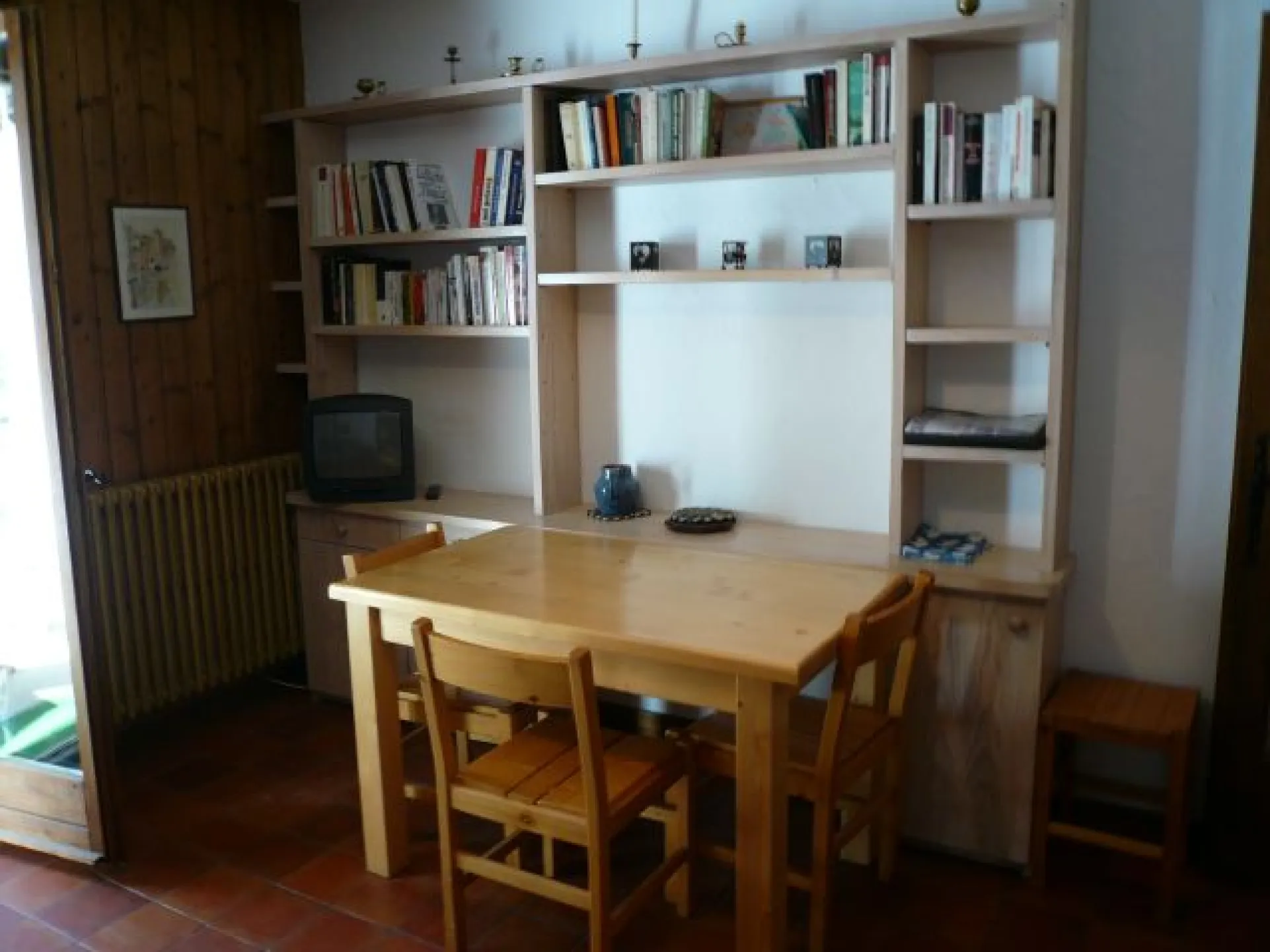 Studio meublé , homologué 2 étoiles .Séjour clair et confortable.
Télévision neuve avec écran plat, accès à la TNT sans problème . Possibilité WIFI
