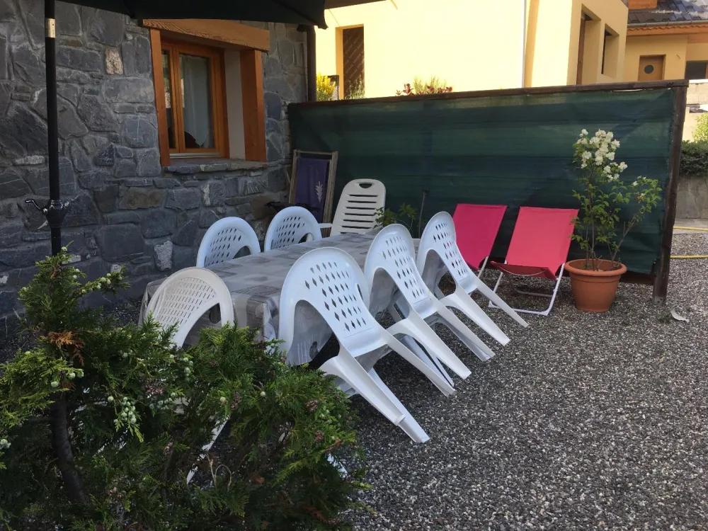 terrasse privé avec salon de jardin et Barbecue électrique ,accès direct par l'appartement .