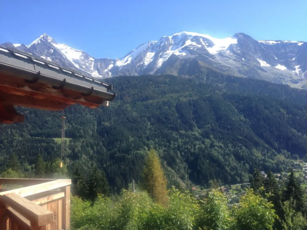 Une vue du chalet devant le massif du Mont Blanc. Exposition Sud Est garantissant le soleil dès le matin.