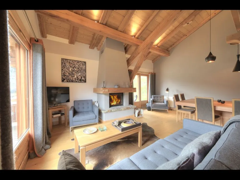 Somptueux chalet face au Mont Blanc. Edifié en 2009, il a 4 chambres, 3 salles de bains, un large salon avec cheminée. Véritable havre de paix pour les amoureux de la montagne et des grands espaces. Situé a 1,5km du magnifique village de Saint Nicolas de 