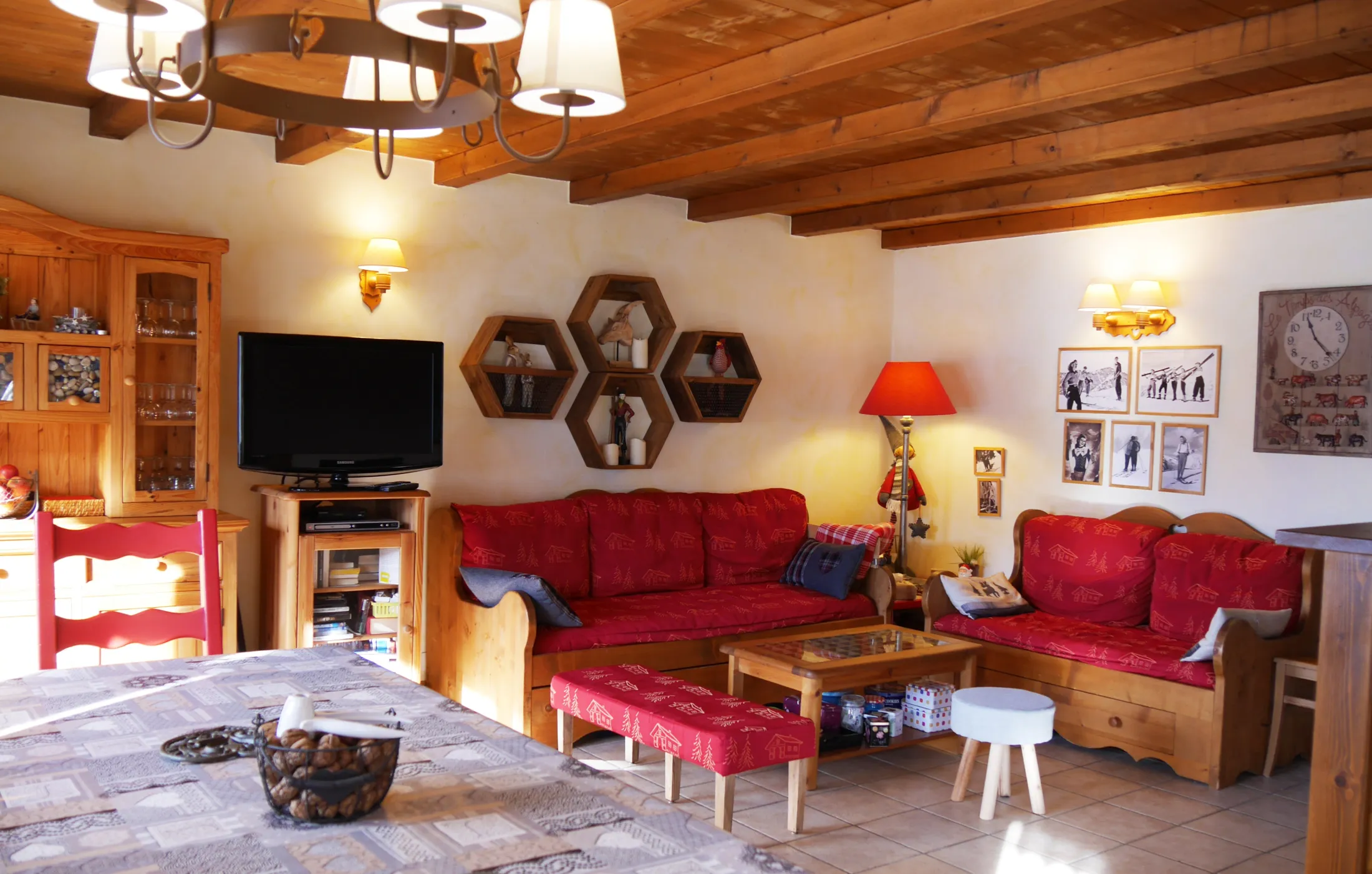 Salon dans le séjour. Le grand canapé offre un couchage de 90 x 200 et aussi un lit gigogne de 90 x 200, ce qui permet en cas de besoin un couchage double. Toutefois, pour le confort nous limitons la capacité à
 8 personnes.