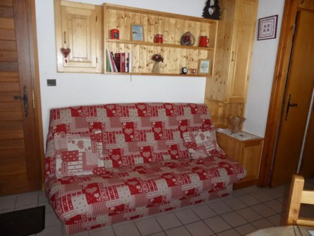 La pièce à vivre, le coin repos avec le canapé et la colonne de rangement
