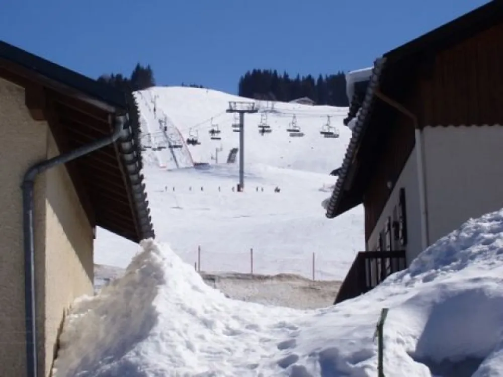 De l'appartement, vue sur les pistes et le télésiège du Lachat