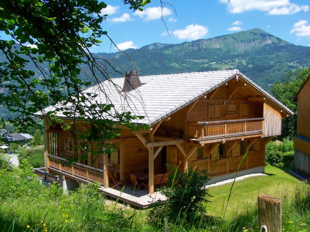 Le chalet en été : façade sud. Vue des niveaux 2 et 3 , de la terrasse couverte.