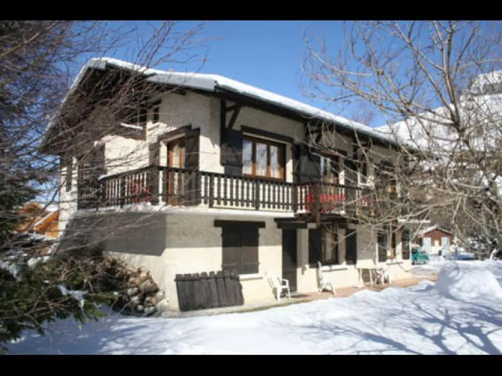 location en chalet au calme complètement rénové cet automne 2011  , capacité 7/8 pers , 2 chambres 2 salles d'eau et 2 w;c, sejour salon cuisine Canapé lit 2 places parking privé ,départ et retour  skis aux pieds. Chalet habité par la propriétaire .