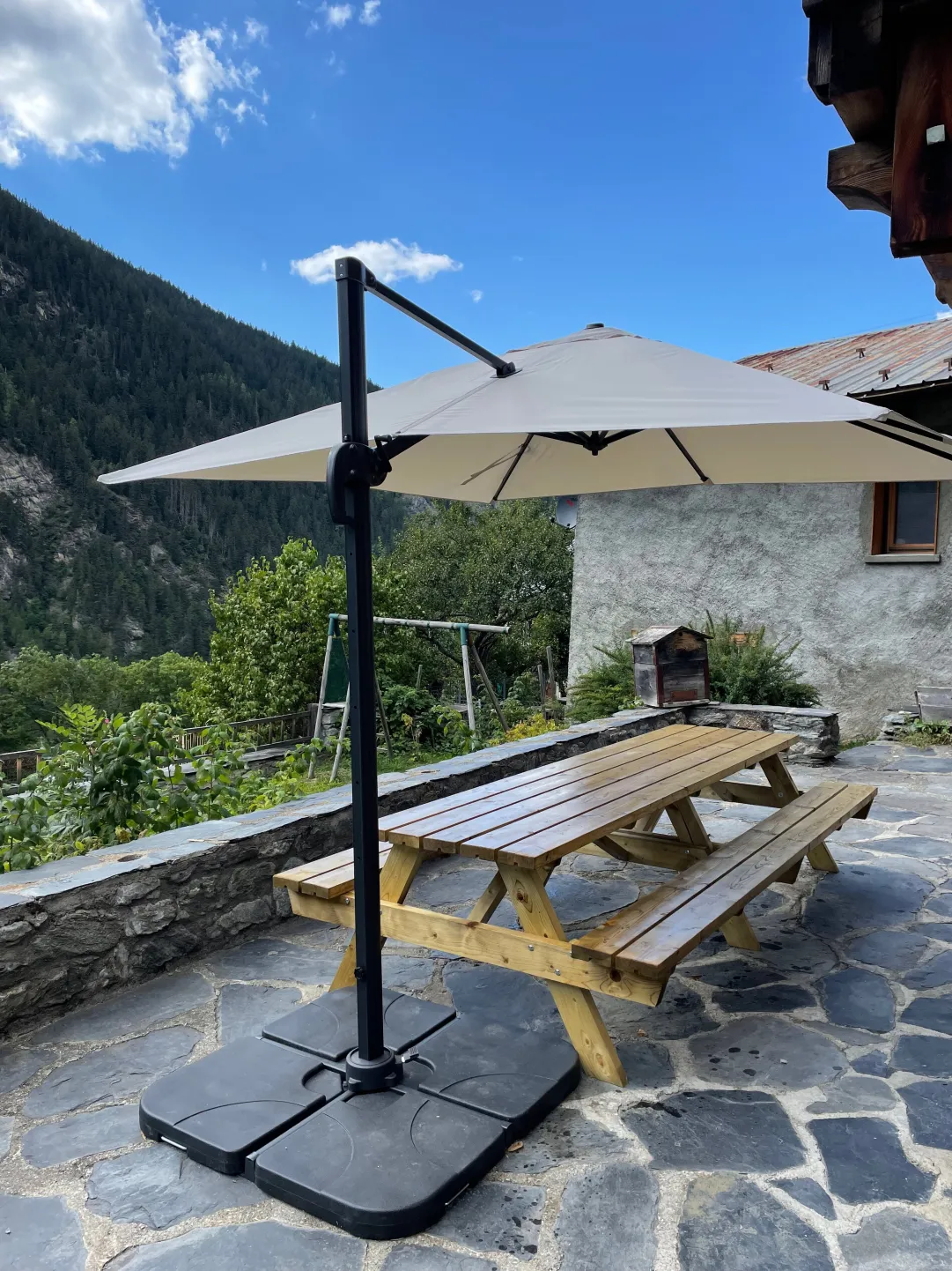 Table sur la terrasse avec parasol