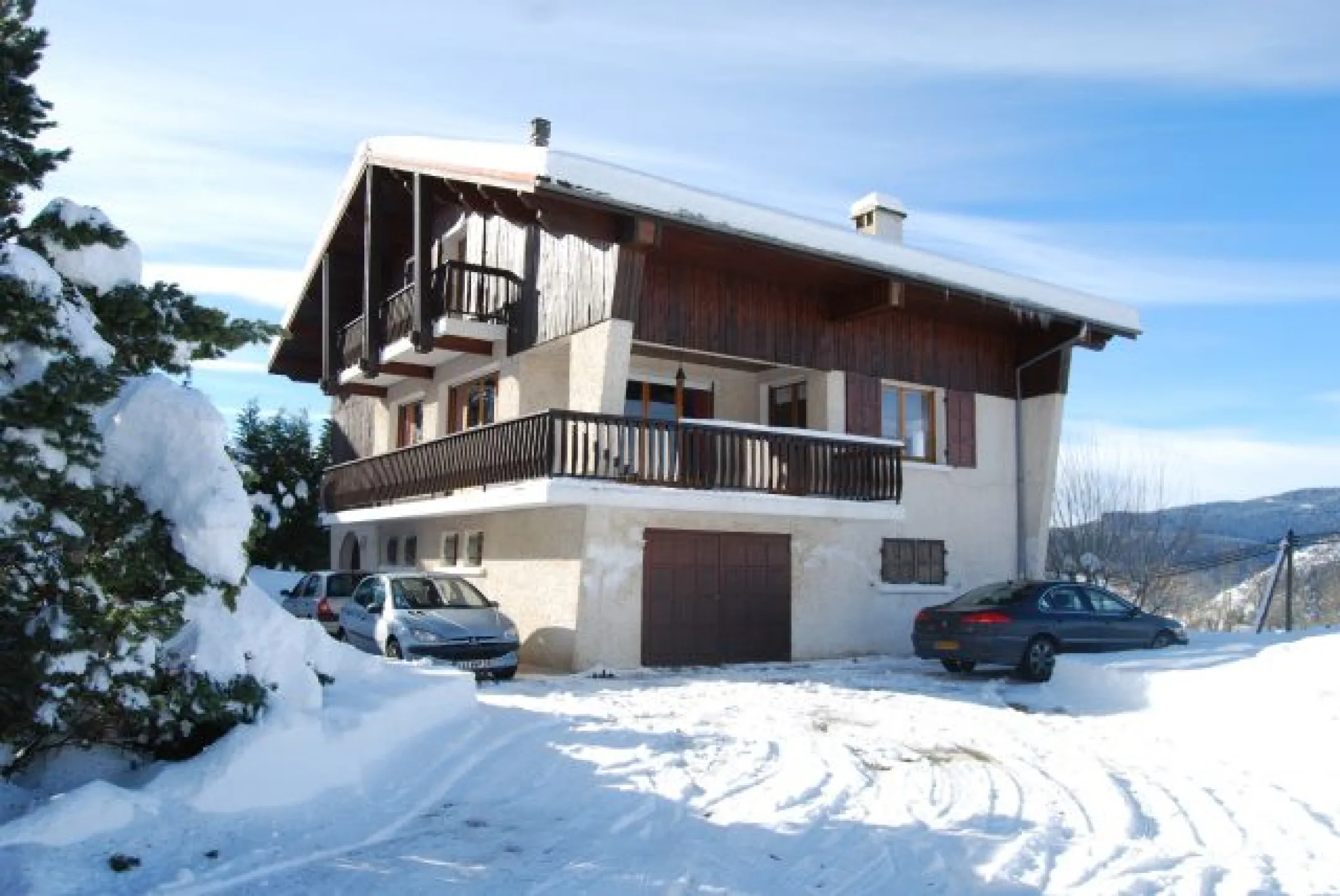 Grand chalet avec garage (2 voitures)et 1000 m² de terrain. Bien situé au pied des départs en randonnées ,  à 1/4 d'H à pied du centre du village (3 min en voiture) et à 5 kms des pistes de ski.  Chalet classé 3 étoiles par "Gite de France".