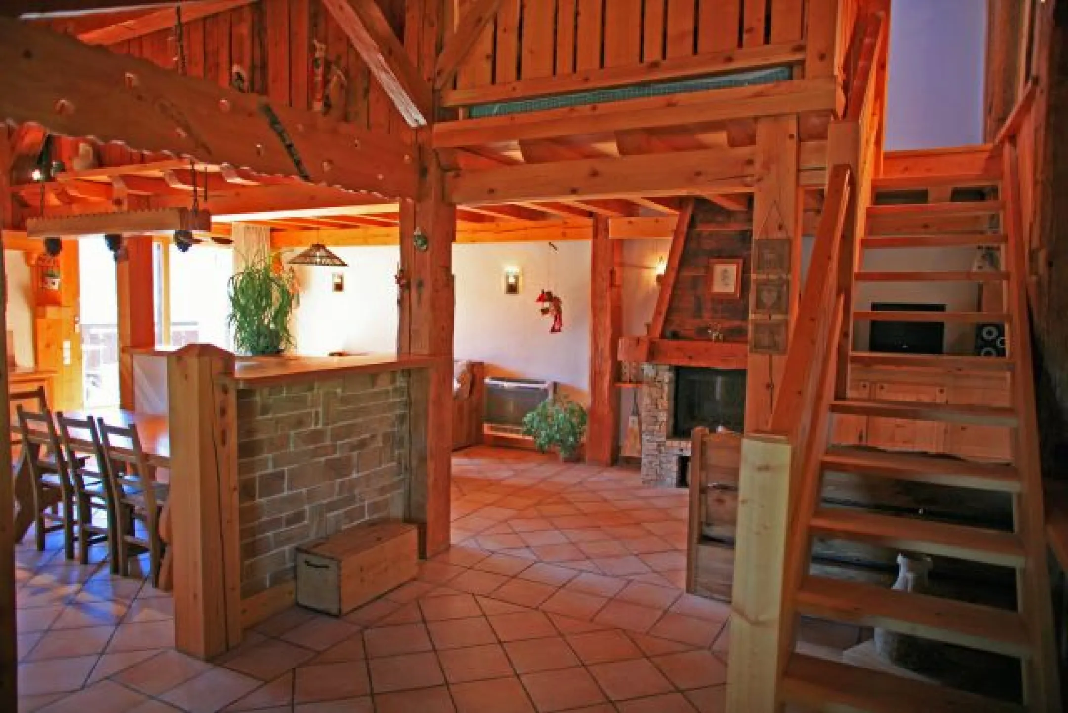 Vue: La salle à manger à gauche.
     Le salon et Le séjour à droite. 
           