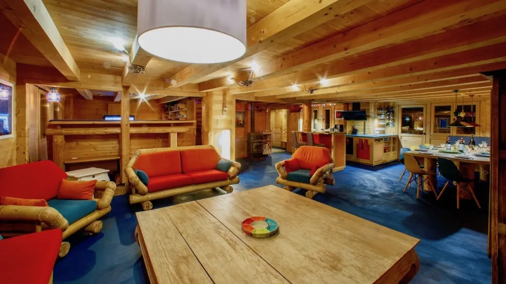 Une superbe pièce de vie de 110 m² vous attend.