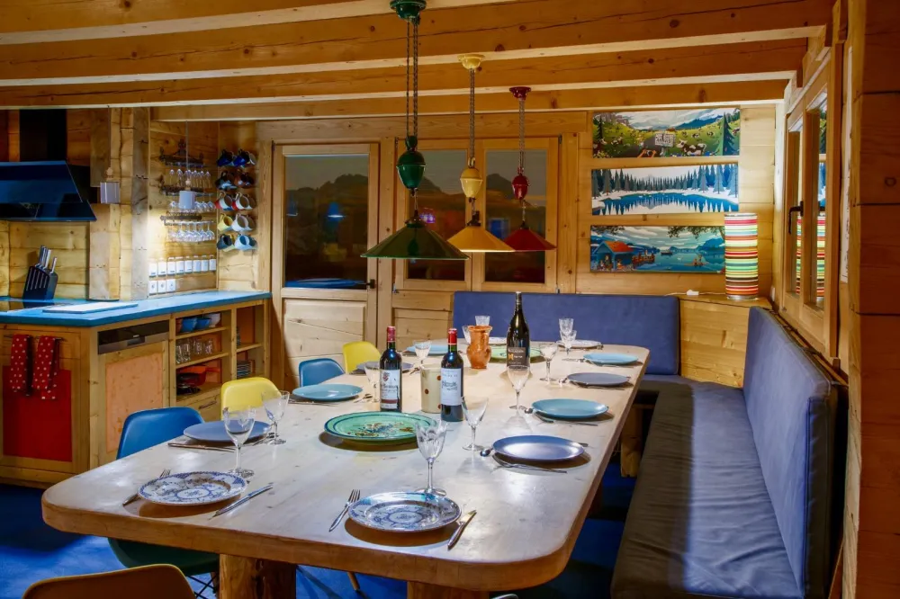 Table X-large (3m50 x 1m25), il est possible de manger à 12 sans se gêner. 