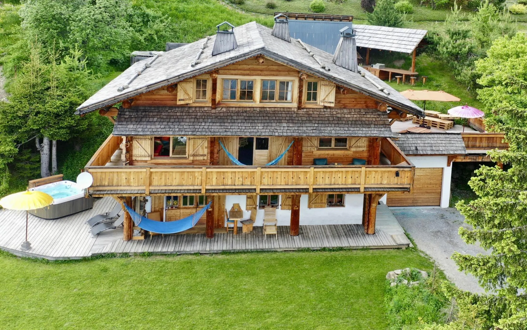 Bienvenue au spacieux chalet Kookaboora 4 étoiles 330m2 - Jacuzzi - Conception bioclimatique - Parking privé 6 places