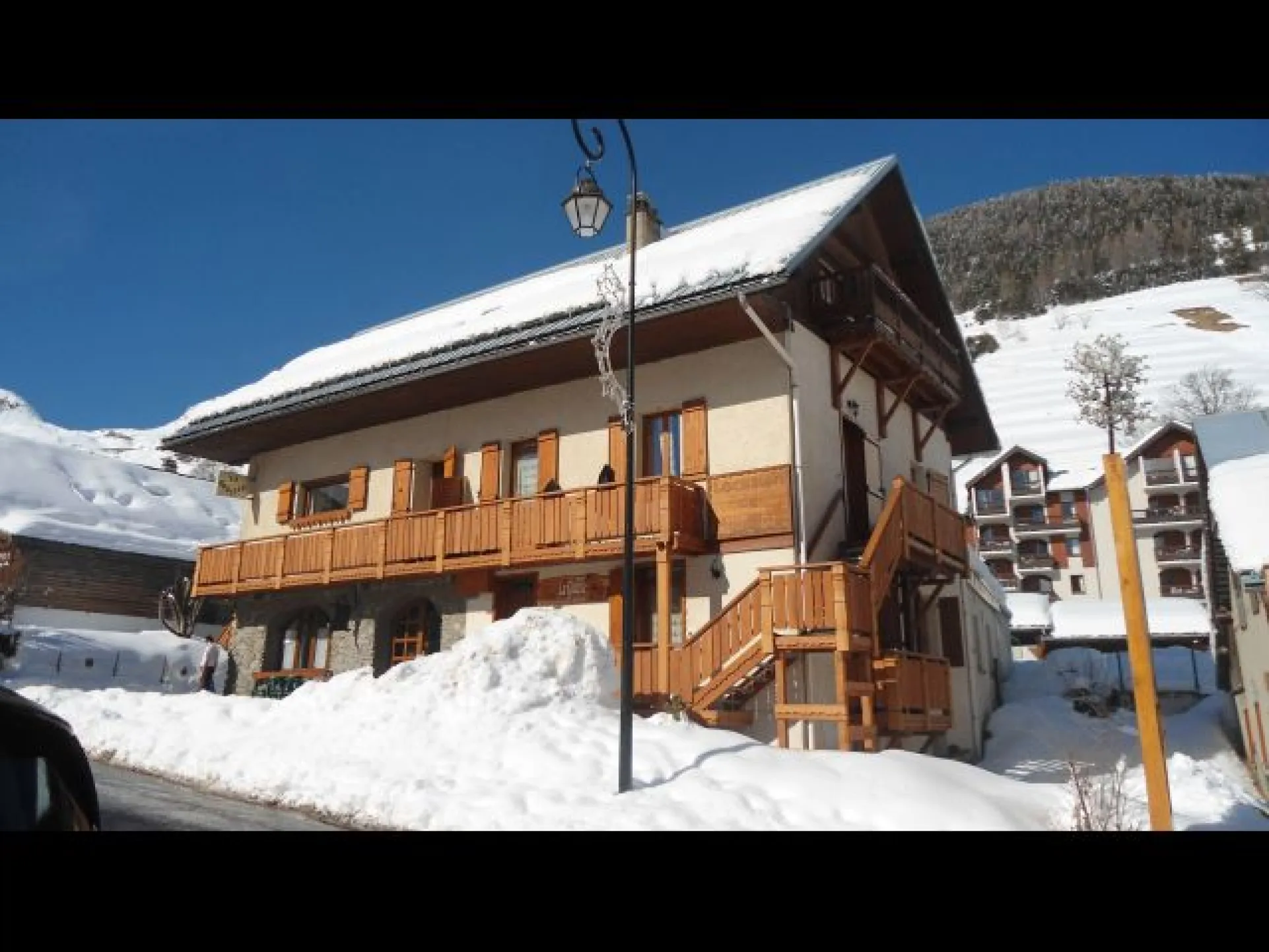 LA GODILLE appartement 4 personnes,  classement 3 étoiles, à 50m du rassemblement ESF et du départ des pistes avec tous commerces du quotidien autour.
Alimentation, boucherie, boulangerie, pharmacie, garderie, restaurants, magasins de sport.