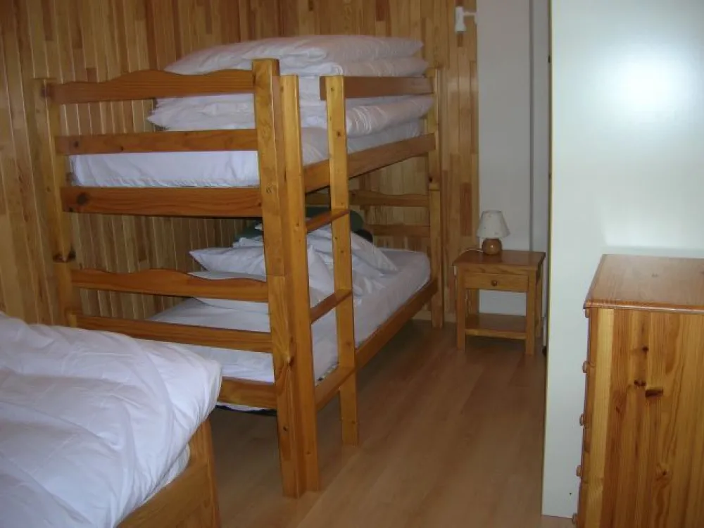 Bedroom with 2 bunk beds and 2 truckles.
Big wardrobe. Wooden floor.
Habitacion con2 camas nidos y 2 literas.
Armario grande. Suelo de parquet.