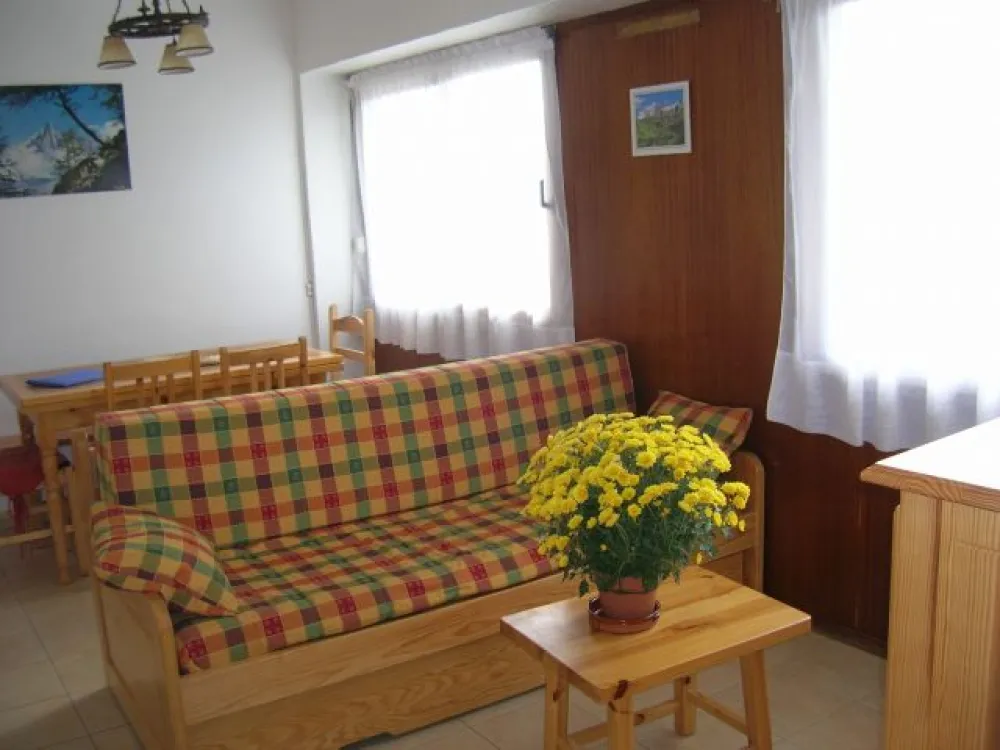 Living room south facing, overlooking a terrace and a lawn.
Salon orientado al sur que da a una terraza.