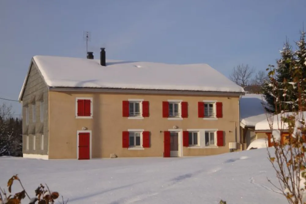 Appartement situé à droite, au rez de chaussé