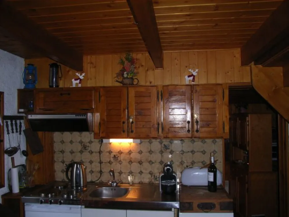 KITCHENETTE AVEC LAVE VAISSELLE